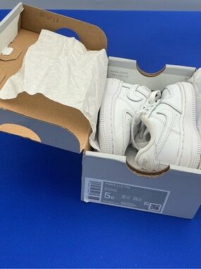 Nike White Toddler Low-Top Sneakers size 5c